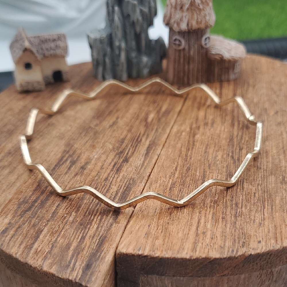 Gold Tone Retro Zigzag Bangle Bracelet B3323